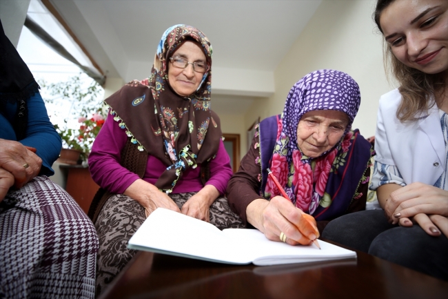 Dört elti 70'inden sonra okuryazar oldu